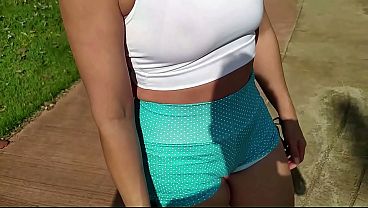ジムに通うセクシーな若い女性が、パーソナルトレーナーにオーラルセックスをして、人前で口の中に射精させた。