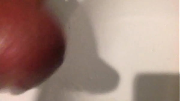 Sacando mi crema en el baño 2