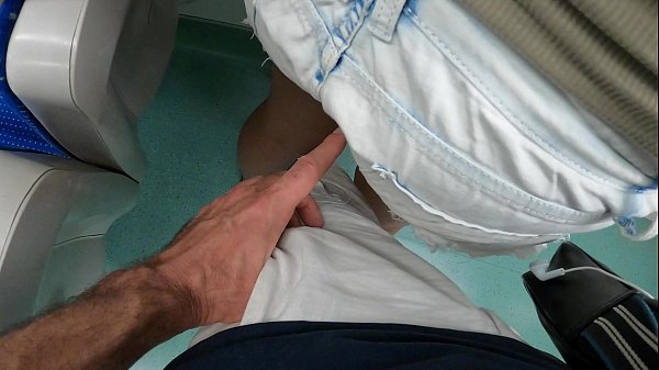 Markusrokar - Estranho tocou sua buceta em trem público