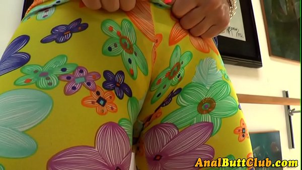 Booty ho shows camel toe
