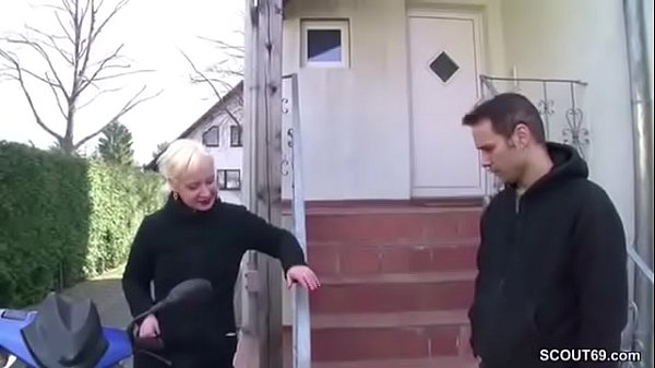 Extrem schlankes Teeny Girl bekommt einen Fick ...