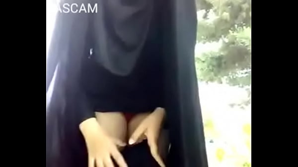 Calcinha de troca ao ar livre de garota muçulmana iraniana