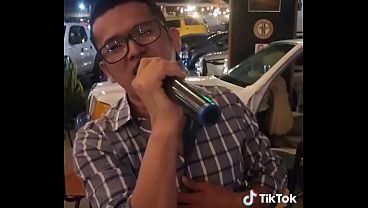 Gay se le moja la garganta
