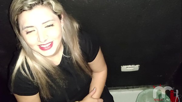 Download Video - No &uacute;ltimo dia do ano a safada resolve ir a uma cabine gloryhole para foder mesmo estando com a buceta peluda&period;