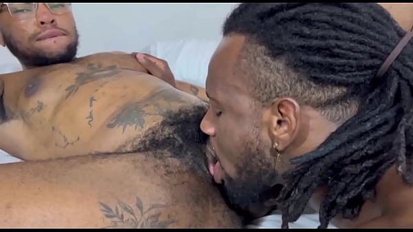 Download Video - Neg&atilde;o dotado fudeu o macho com buceta