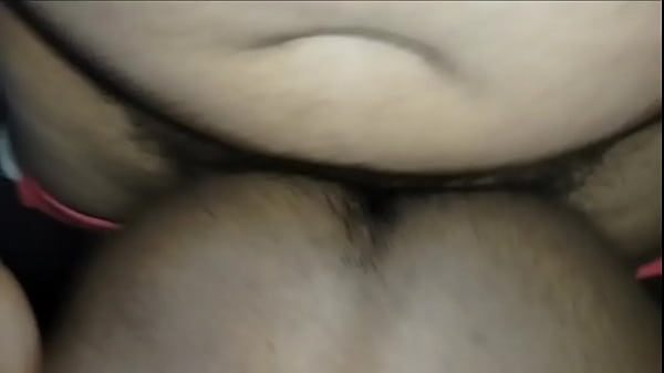 Grossa rola envadindo o cuz&atilde;o do pedreiro.