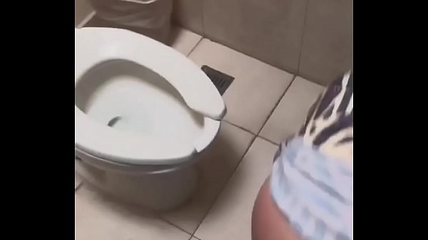 Download Video - Me la COJO de en el Ba&ntilde;o&comma; La Acabo de CONOCER en una FIESTA y me la COJO en el BA&Ntilde;O&period;