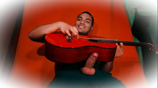 Caballero Sexy Numero Uno - Tocando, Frotando una Guitarra C-80 con el Pene - Masturbacion de pene de 18 Centimetros hasta Acabar
