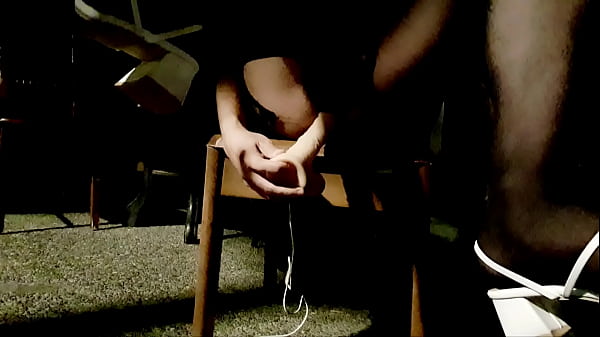 Download Video - 伪娘野外淫荡地撕开丝袜，假屌慰菊后高潮，露出放尿