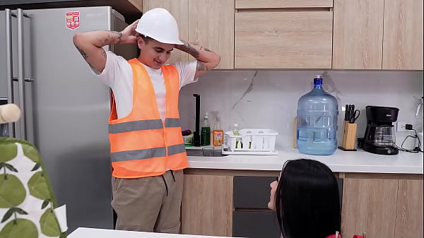 The plumber comes to fix the pipe and I end up paying him with my wet pussy – LA ROLA AND DANICLARK