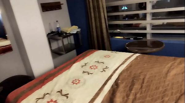 ¡Dejaron plantada a Candyboom en un Bar y con ganas de follar! Me acerco a la mesa del desconocido de al lado para que me invite la comida y los tragos para que luego me quite las ganas de comerme una VERGOTA. ¡Dame consuelo papi sí!