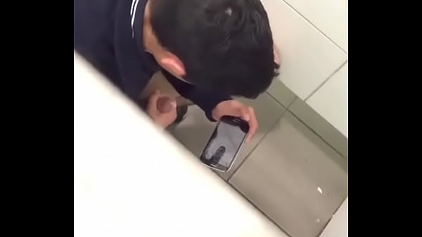 Download Video - Batendo uma no banheiro