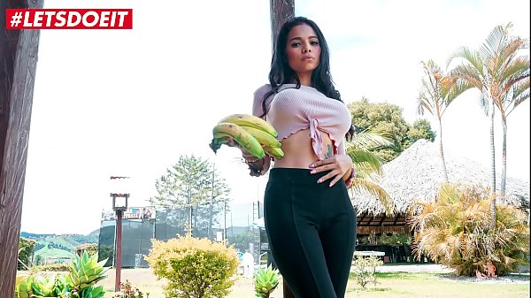 Petite Latina gets picked up and fucked in Colu...