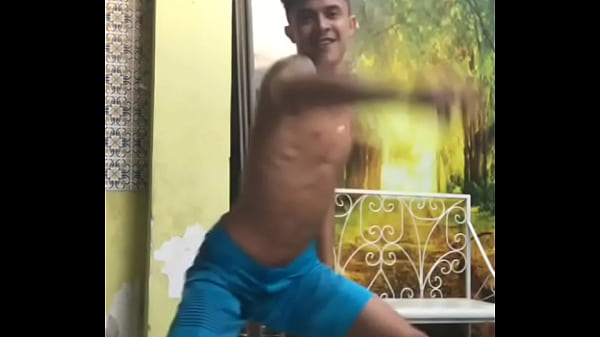 MODINHA DE DANÇAR SEM CUECA NO INSTAGRAM