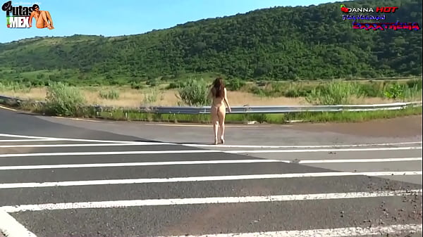 Meando En P�blico Sin Ropa - Danna Hot