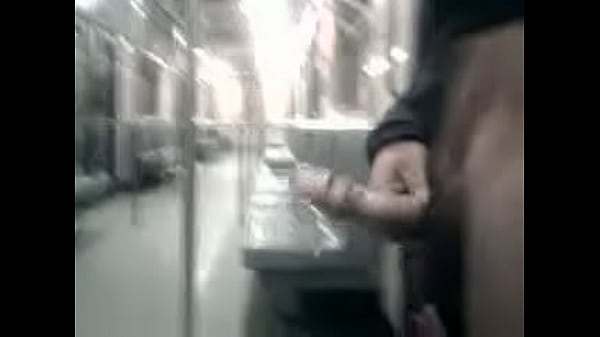 Me desnudo en el metro del df y eyaculo