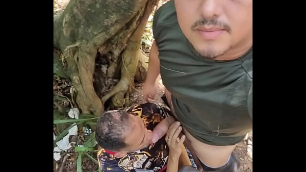 Download Video - M&eacute;nage com desconhecido na trilha ecol&oacute;gica - FULL RED