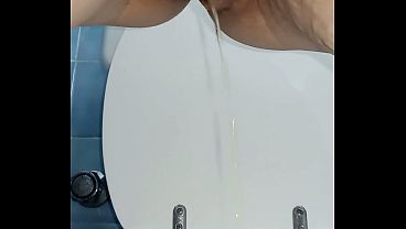 Moglie pelosa urina come una cagna