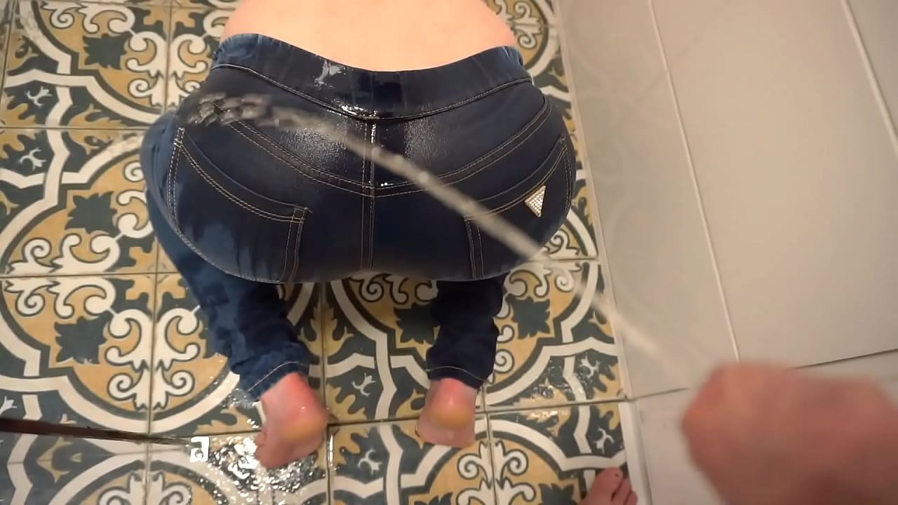 Orinar desesperado en jeans junto a Orinar en mi culo
                    jeans ass milf amateur homemade fetish pissing pee piss wetting pee on me wetting her pants piss on me amateur pee desperate pee piss on her pee on her peeinig wetting leggins pee on ass muchos negros