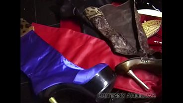 セクシーなブリタニー・アンドリュースは、カメラに向かって胸を見せることを楽しんでいます!
