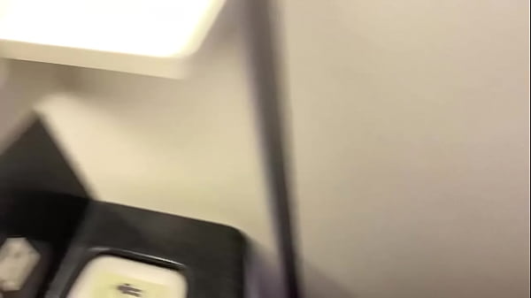 Download Video - Dans les toilettes de l&rsquo;avion&comma; je suis mon mari pour me faire baiser et remplir la bouche avant le d&eacute;collage &excl;