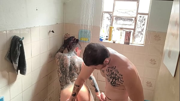 meu meio-irmao me comeu no banho