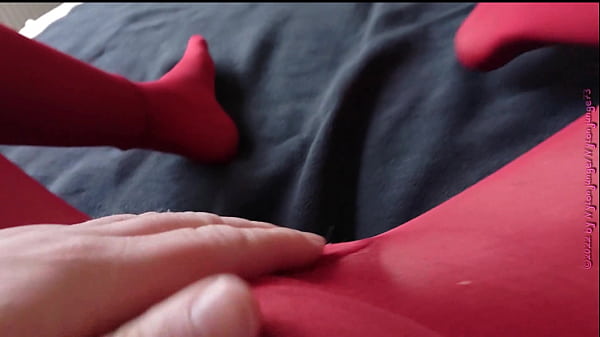 Download Video - Nylonjunge wichst in der Roten Strumpfhose