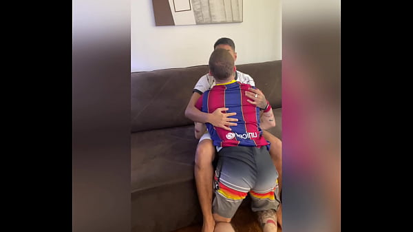 negro dotado comendo o branquinho em varias pos...