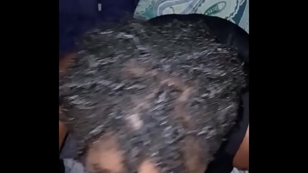 Se corrió por todos sus labios y ella siguió chupando hasta que todo desapareció.
                   Se corrió por todos sus labios y ella siguió chupando hasta que todo desapareció. muchos negros