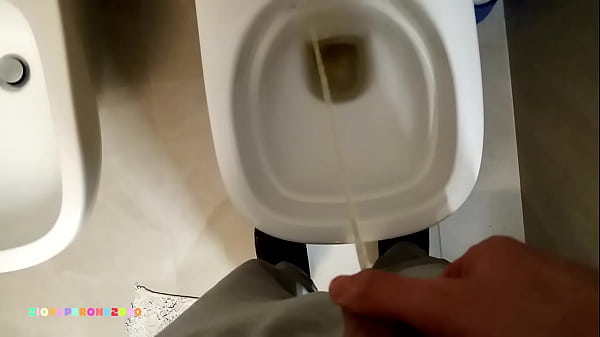 Ziopaperone2020 - Je Vais Aux Toilettes Et Je Pisse Dans Les Toilettes
