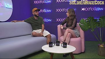 MILFポッドキャストアシスタントが巨大なペニスを顔に受け入れる