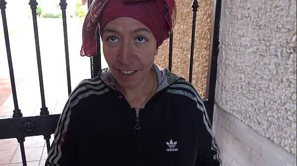 Turkish Street Hooker Gives Free Handjob To Ame...