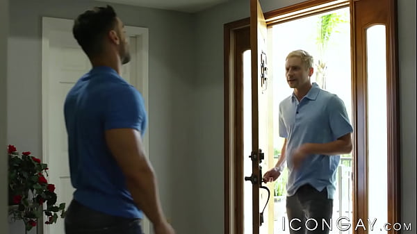 Muscle gays Arad Winwin and Dakota Payne fuck Taylor Reign