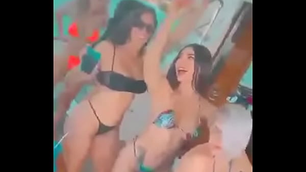 does anyone know the girls' names? Alguien conoce el nombre de las chicas?