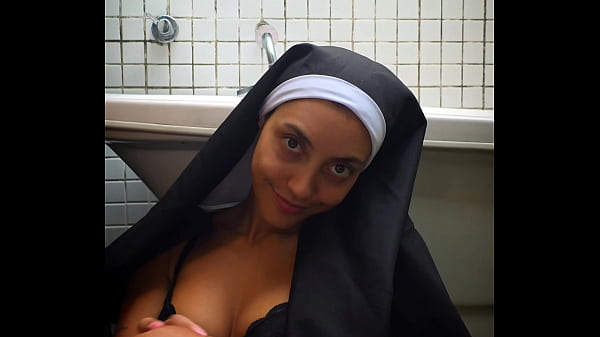 freira da buceta grande apertada goza squirt com vibrador monstro