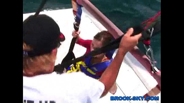 Adolescents En Bikini Parachute Ascensionnel