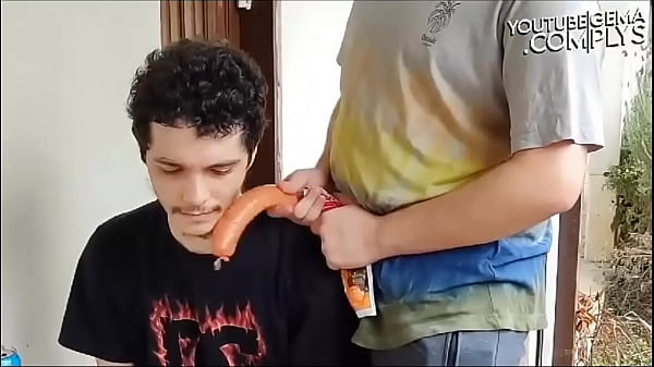 Un Mec Gay Sale Jette Une Saucisse Au Visage D'un Mec Maigre Et Timide
