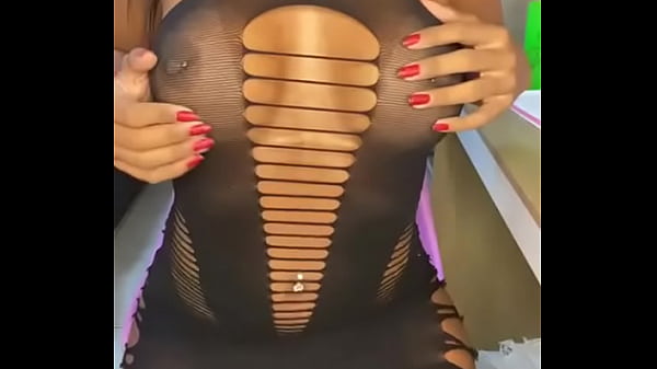 Novinha takes rolls in the pussy and in the ass