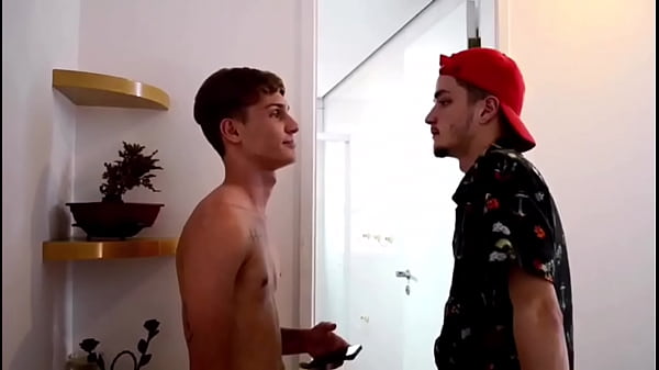 Download Video - DOIS NOVINHOS DOTADOS FUDENDO