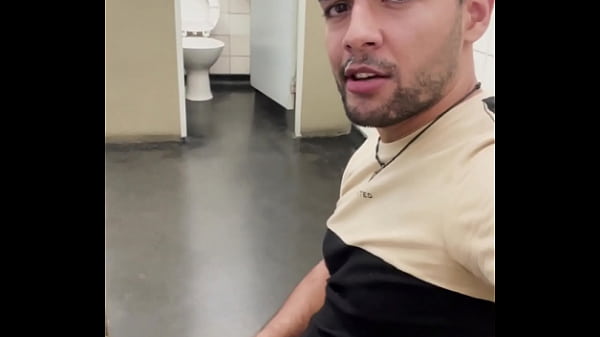 Mamando a rola do pedreiro da obra até o macho ...