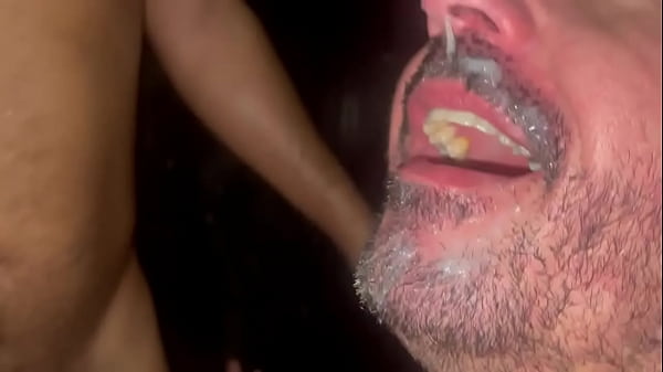 Numa casa abandonada tr&ecirc;s machos se encontram p...