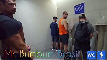 Download Video - MACHOS FAZENDO SEXO EM BANHEIROS P&Uacute;BLICOS