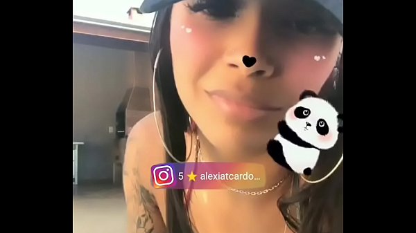 Bigo live morena dançando na piscina