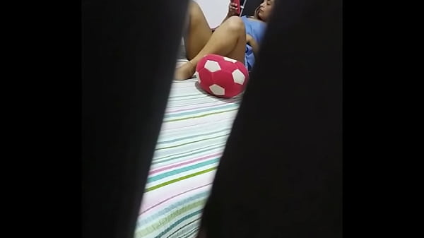 Madrastra cachonda masturb&aacute;ndose en su habitacion! PARTE 1