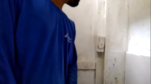 Pris En Train De Se Masturber Dans La Salle De Bain