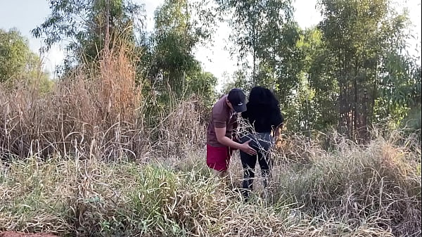 Download Video - Casada infiel encontra colega de academia&comma; e acaba aceitando a proposta para fuder dentro do mato&period; A safada meteu gostoso no pelo e pediu leite no bunda&period;