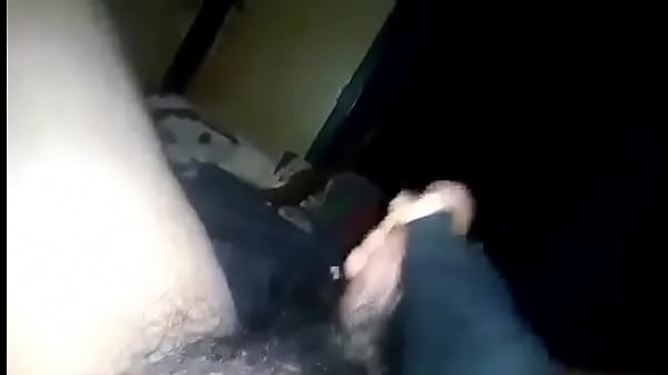 Masturbandome en mi cuarto a solas