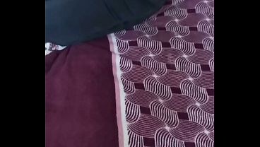 Vecina ninfomana me espera en la puerta para invitarme a follar