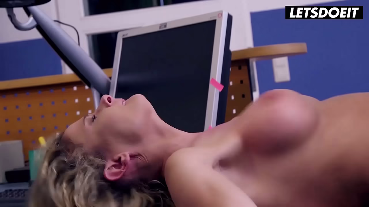 Una rubia tetona termina con su coño destrozado en posición misionera sobre el escritorio.
                    missionary big dick pussy pounding deep penetration office sex hard fucking blonde big tits intense sex desk fuck fit blonde curly blonde leg hold muchos negros