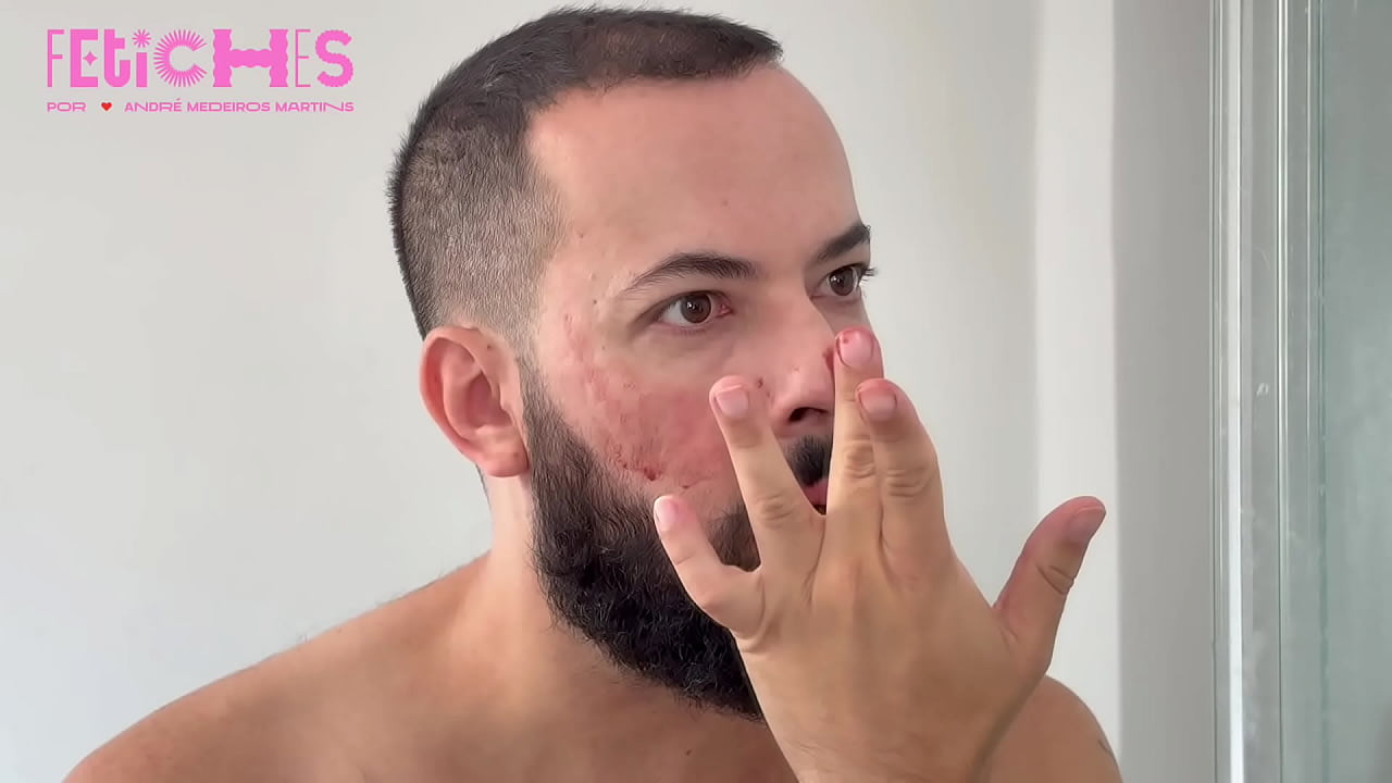 Un chico barbudo recibe una poción mágica de una chica guapa
                    wet fetish beard muchos negros